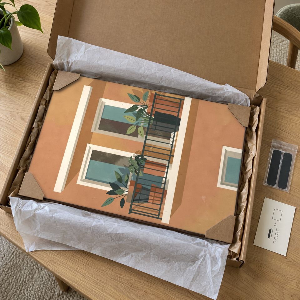Holzposter Balkon mit Pflanzen im Midcentury-Stil im Paket: mit Kantenschutz an allen vier Ecken und Seidenpapier verpackt