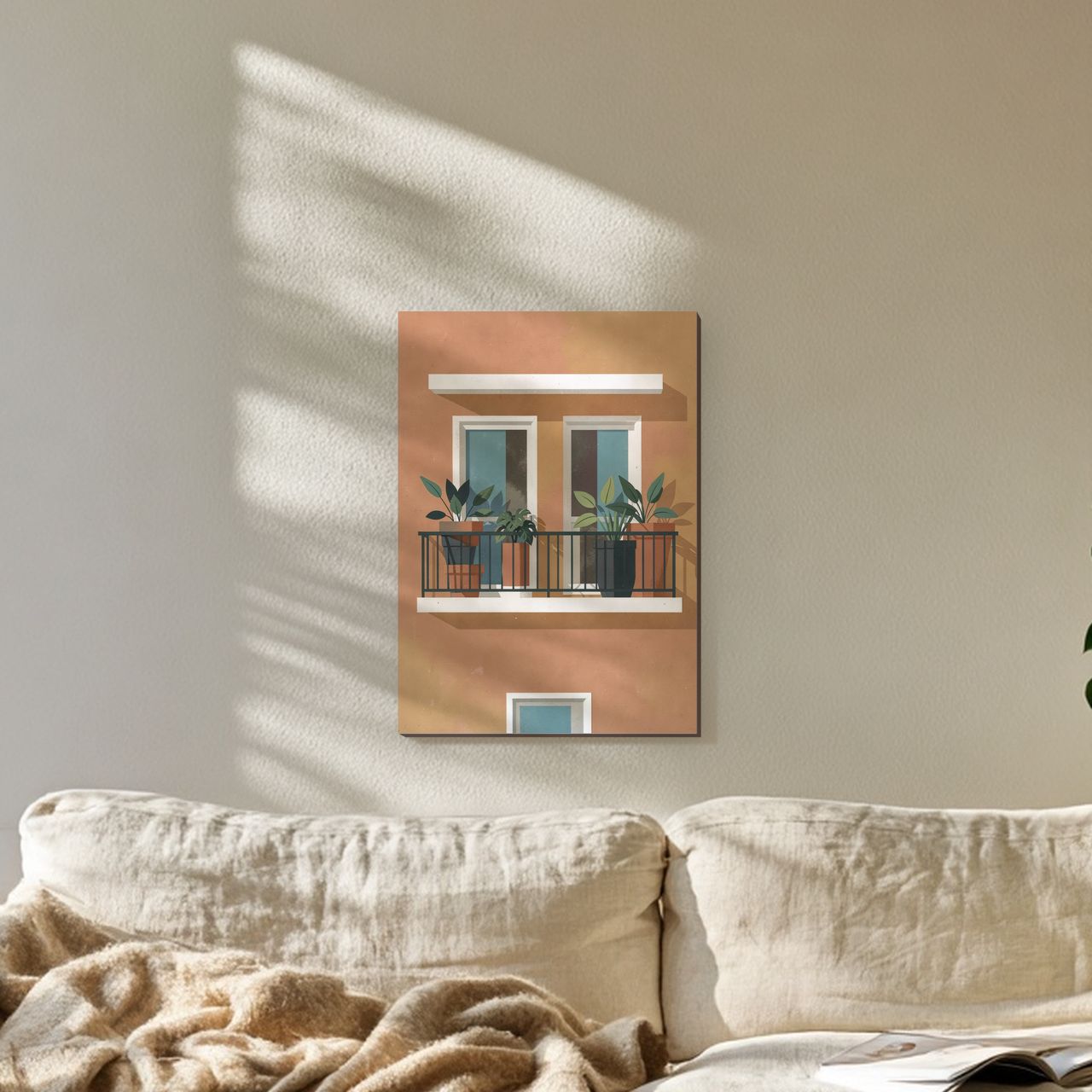 Balkon mit Pflanzen im Midcentury-Stil Holzposter an der Wand im sonnigen Wohnzimmer