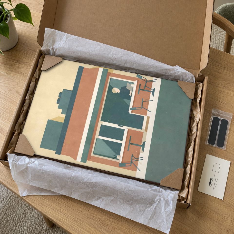 Holzposter Café an der Straßenecke im Paket: mit Kantenschutz an allen vier Ecken und Seidenpapier verpackt