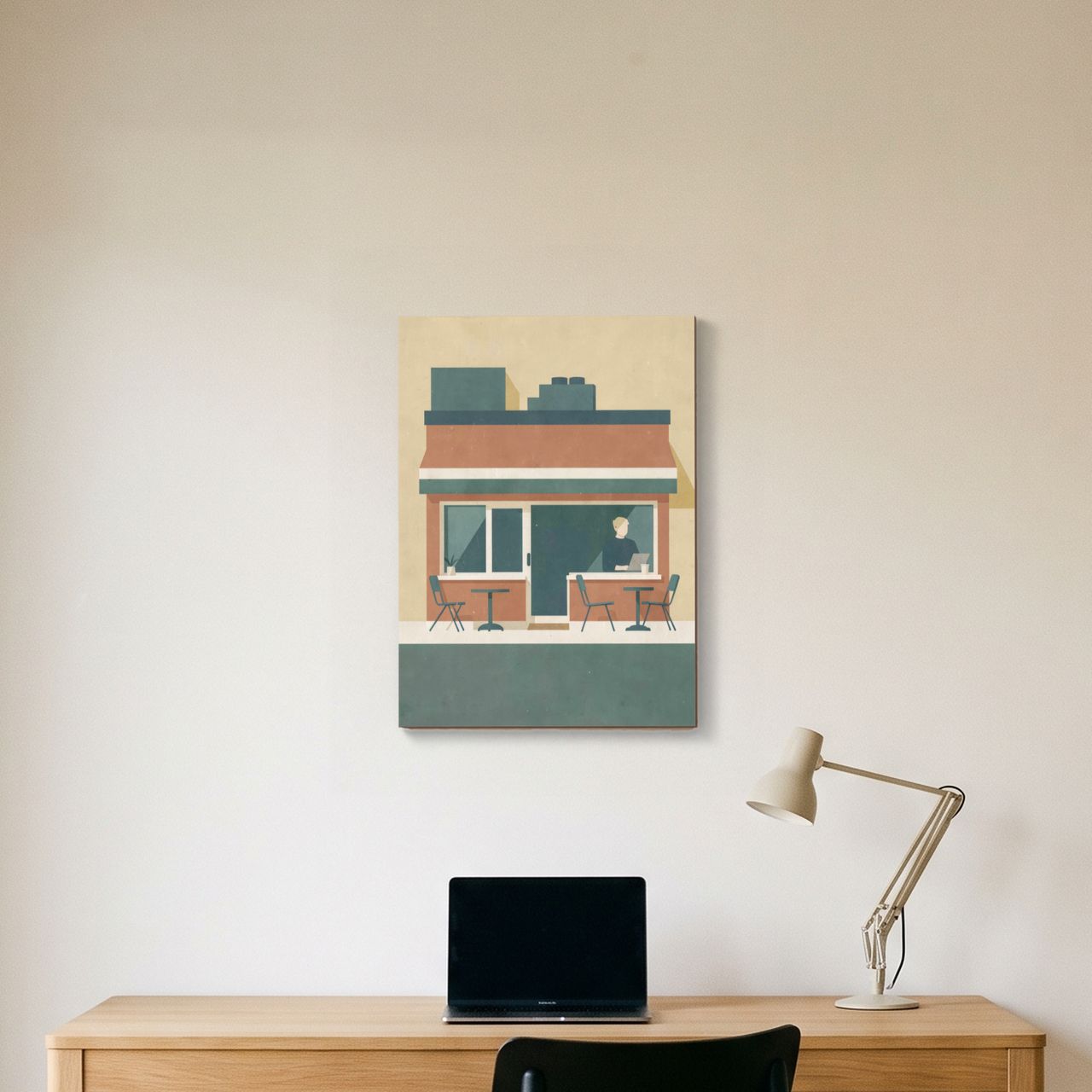 Holzbild im Arbeitszimmer, das Café‑Motiv wirkt als ruhiger Akzent