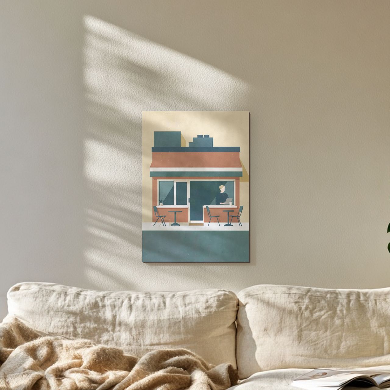 Café an der Straßenecke Holzposter an der Wand im sonnigen Wohnzimmer