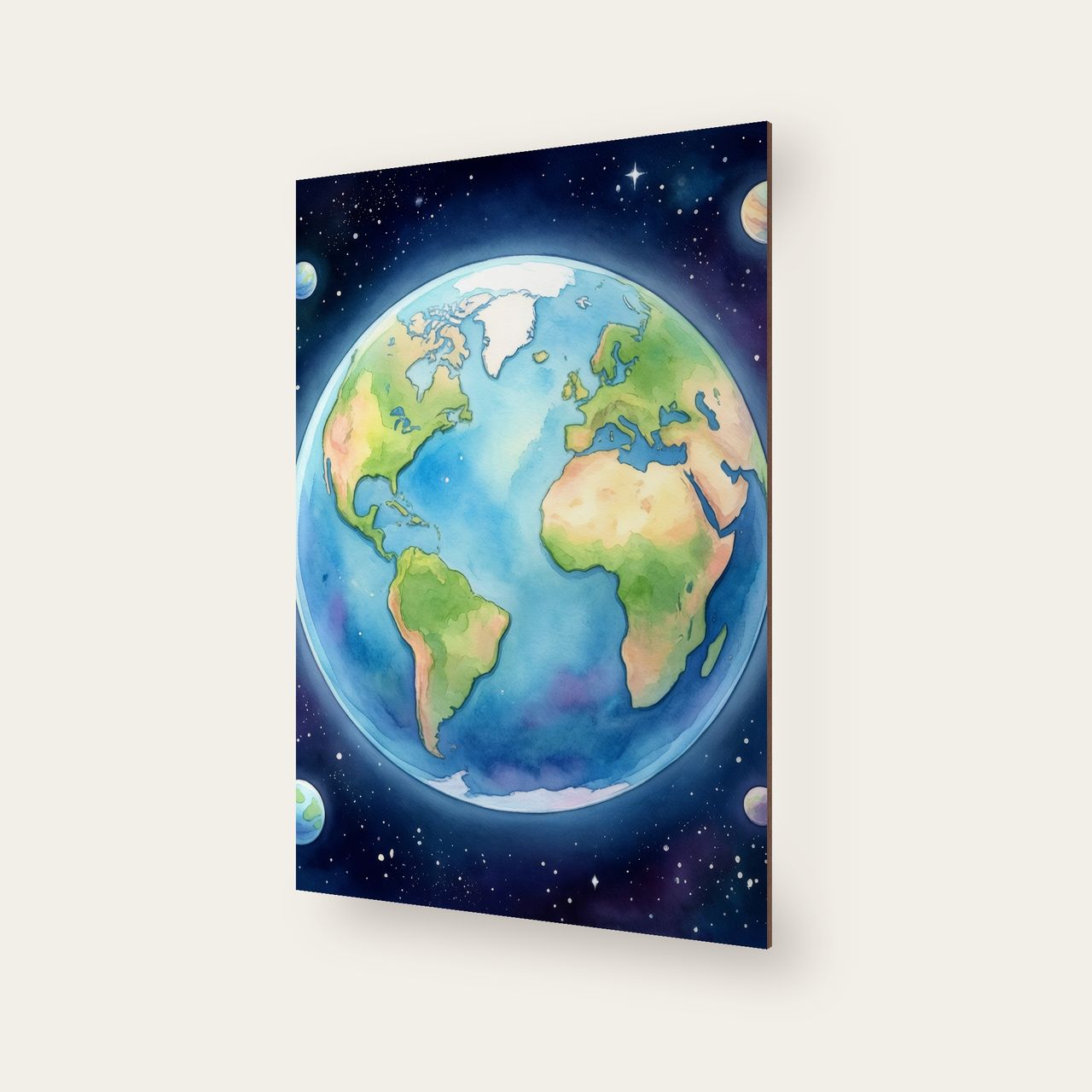 Schräg aufgenommenes Holzposter, sichtbare Holzkante und runde Form der Erde