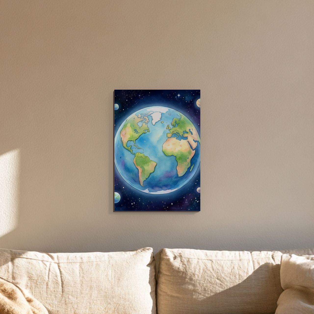Erde mit Mondring Holzposter an der Wand im Wohnzimmer