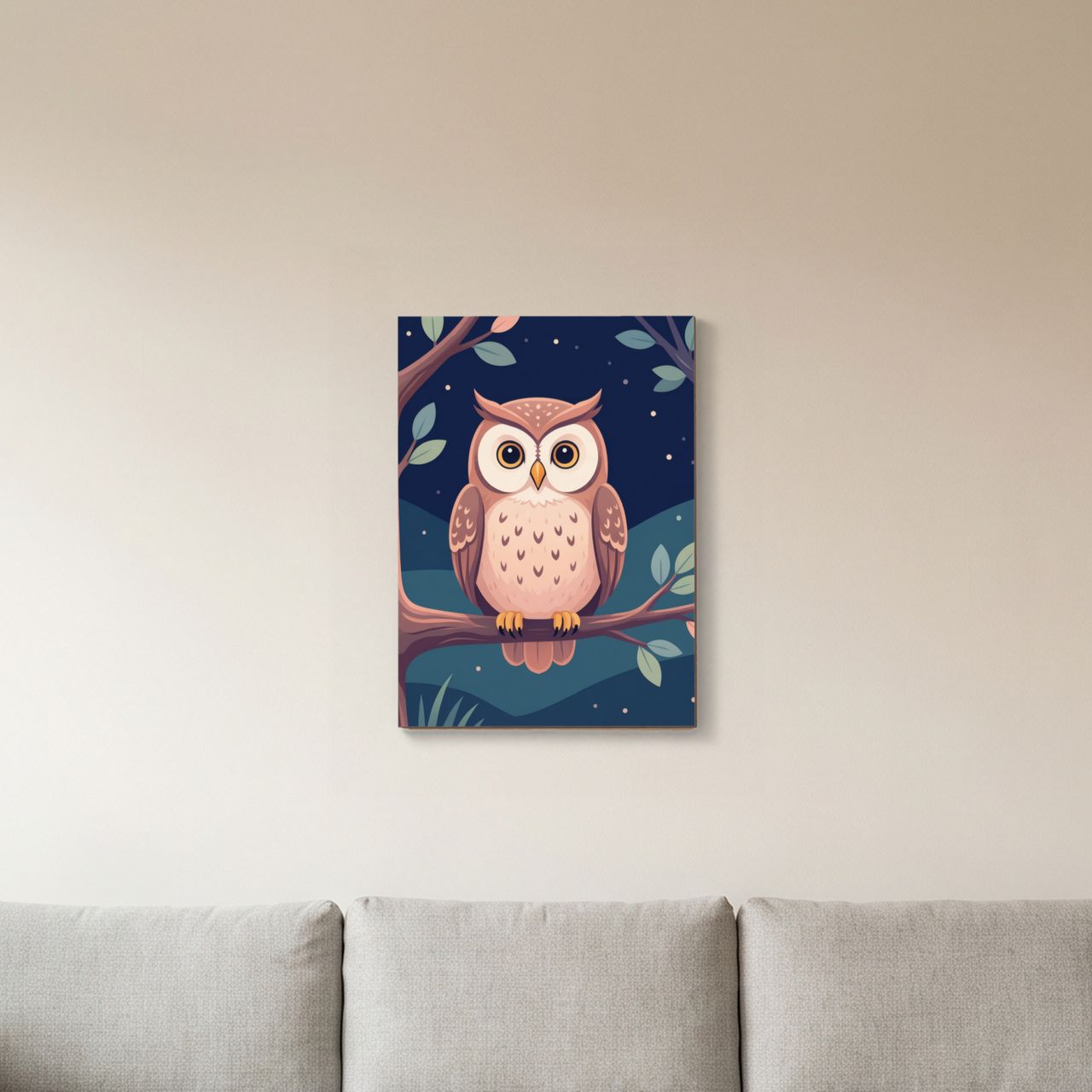 Das Holzposter hängt an einer Wand im Wohnzimmer, die Eule blickt nach rechts