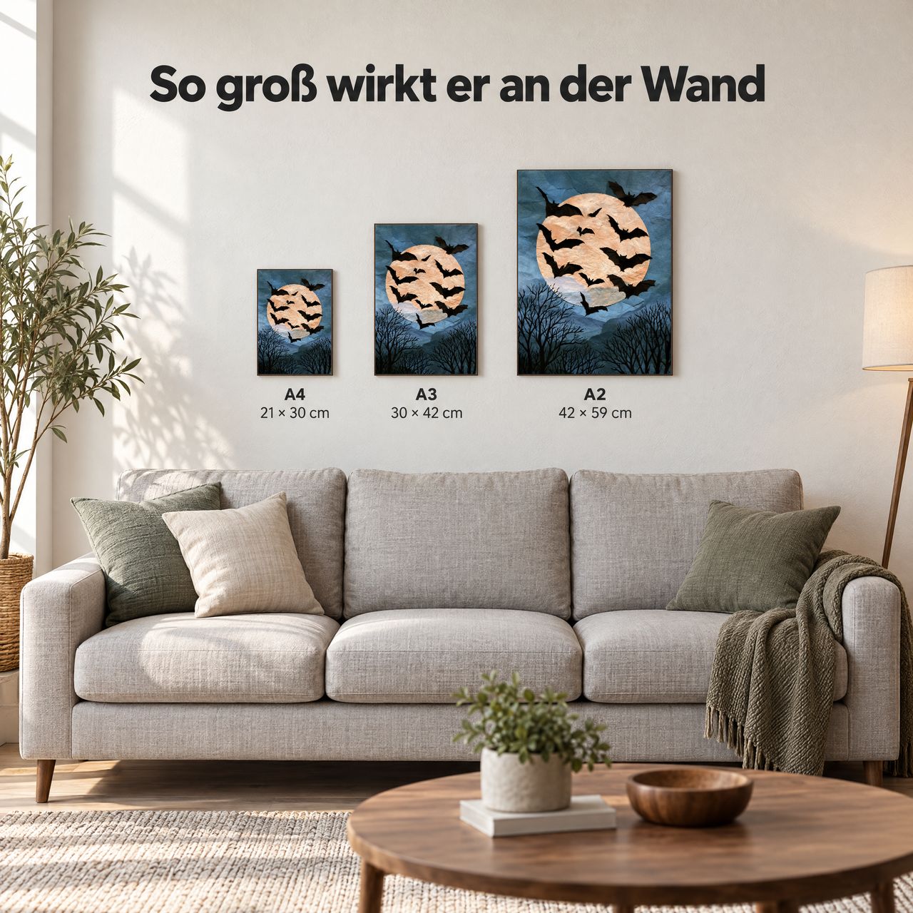 Holzposter Fledermäuse über Mond in A4, A3 und A2 an der Wand über dem Sofa: so groß wirkt er