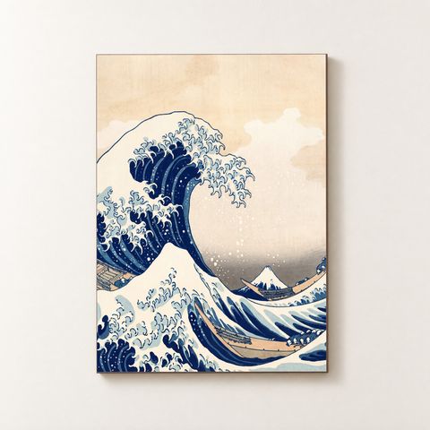 Vorderansicht des Holzposters mit großer Welle in Indigo und Preußischblau vor warmem Hintergrund