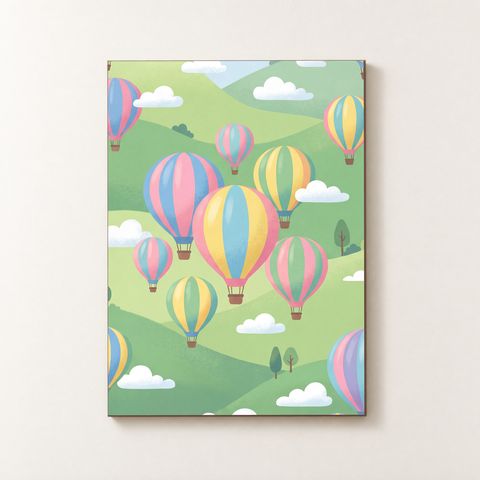 Vorderansicht des Holzposters mit bunten Heißluftballons über grünen Hügeln und Wolken