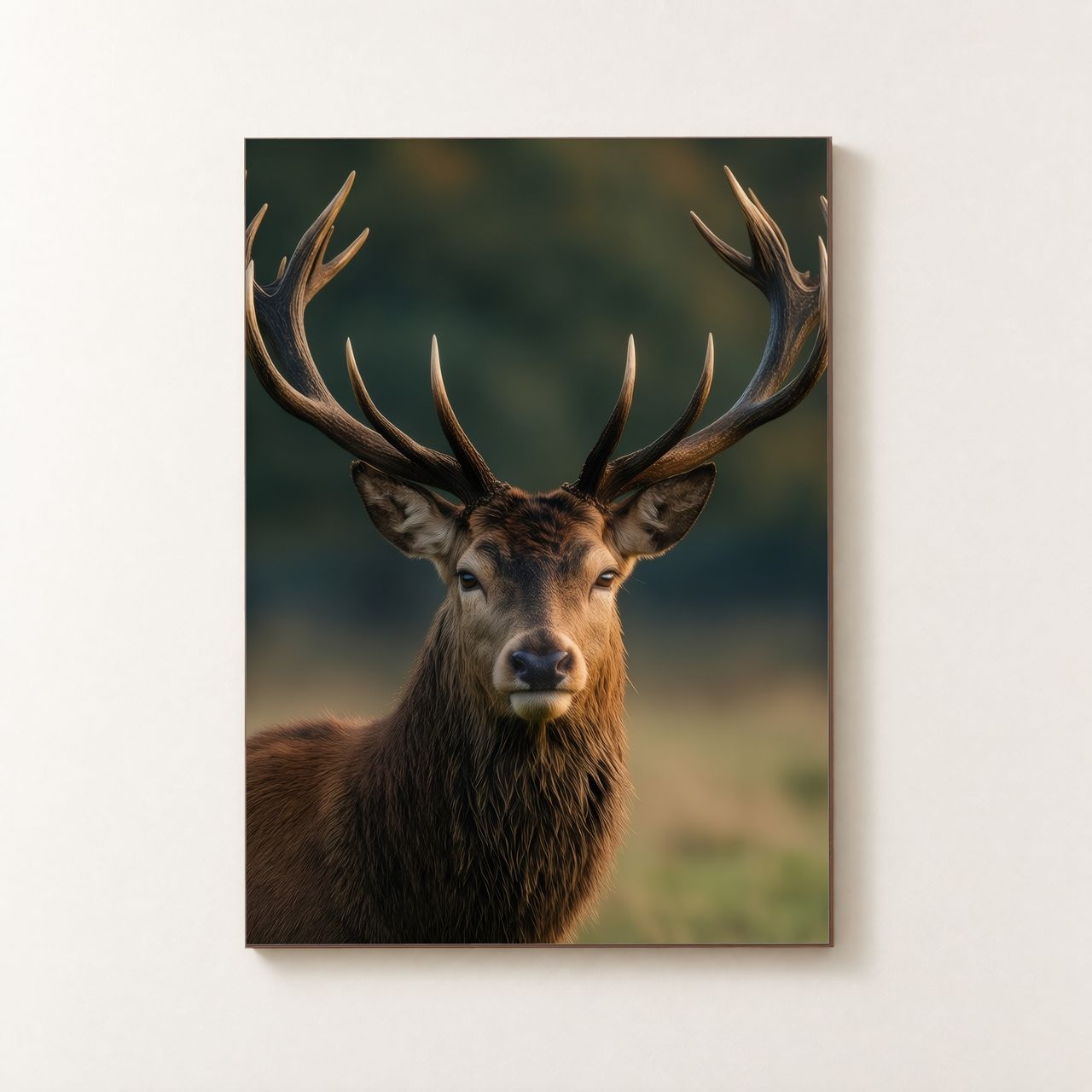 Vorderansicht des Holzposters mit einem Hirsch im goldenen Abendlicht