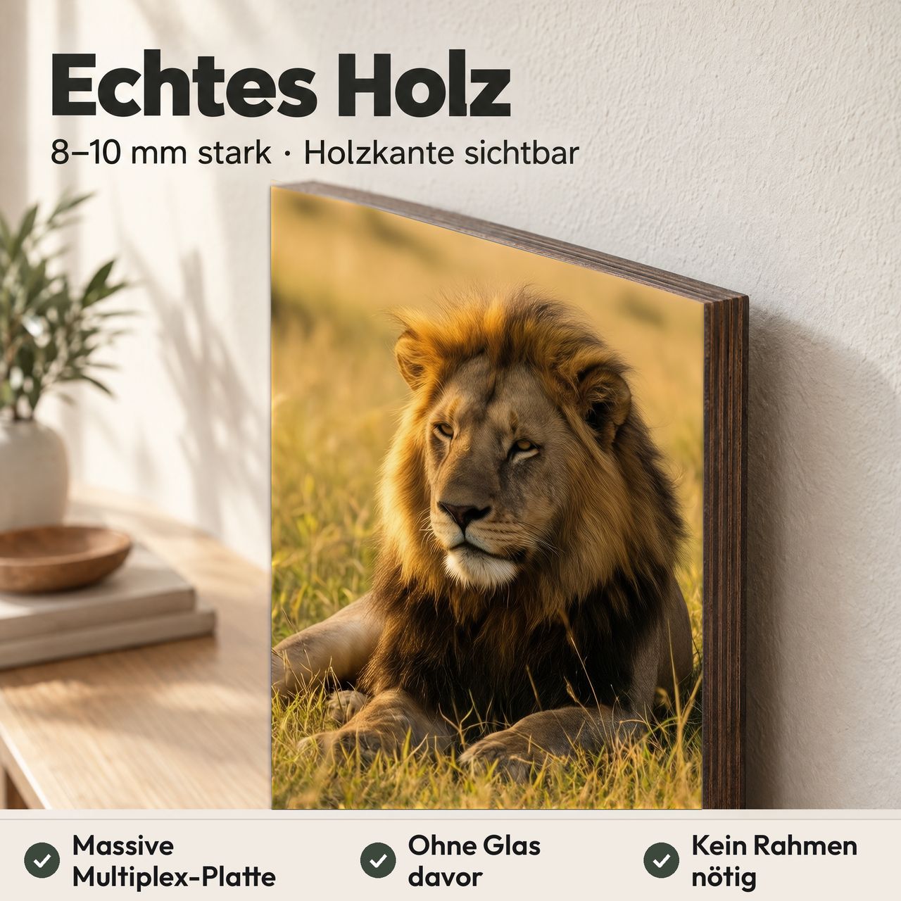 Holzposter Löwe im Abendlicht auf goldener Savanne aus echtem Holz, 8–10 mm stark, mit sichtbarer Holzkante