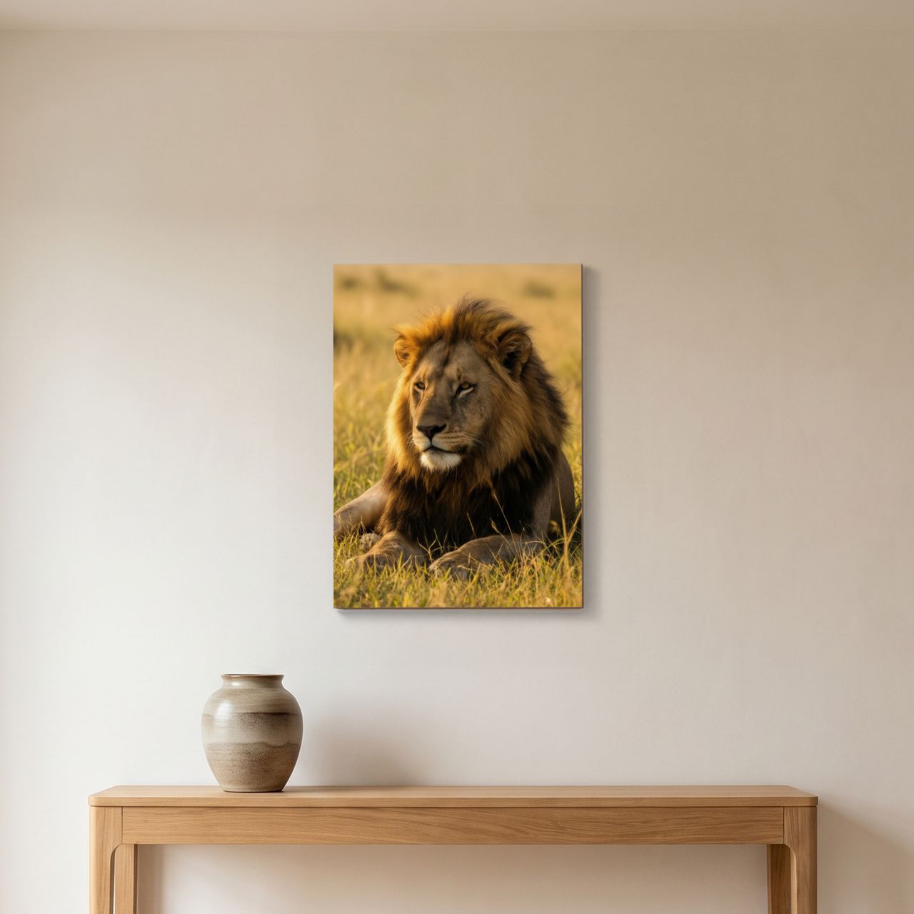 Holzposter im Flur, der Löwe im warmen Licht präsentiert