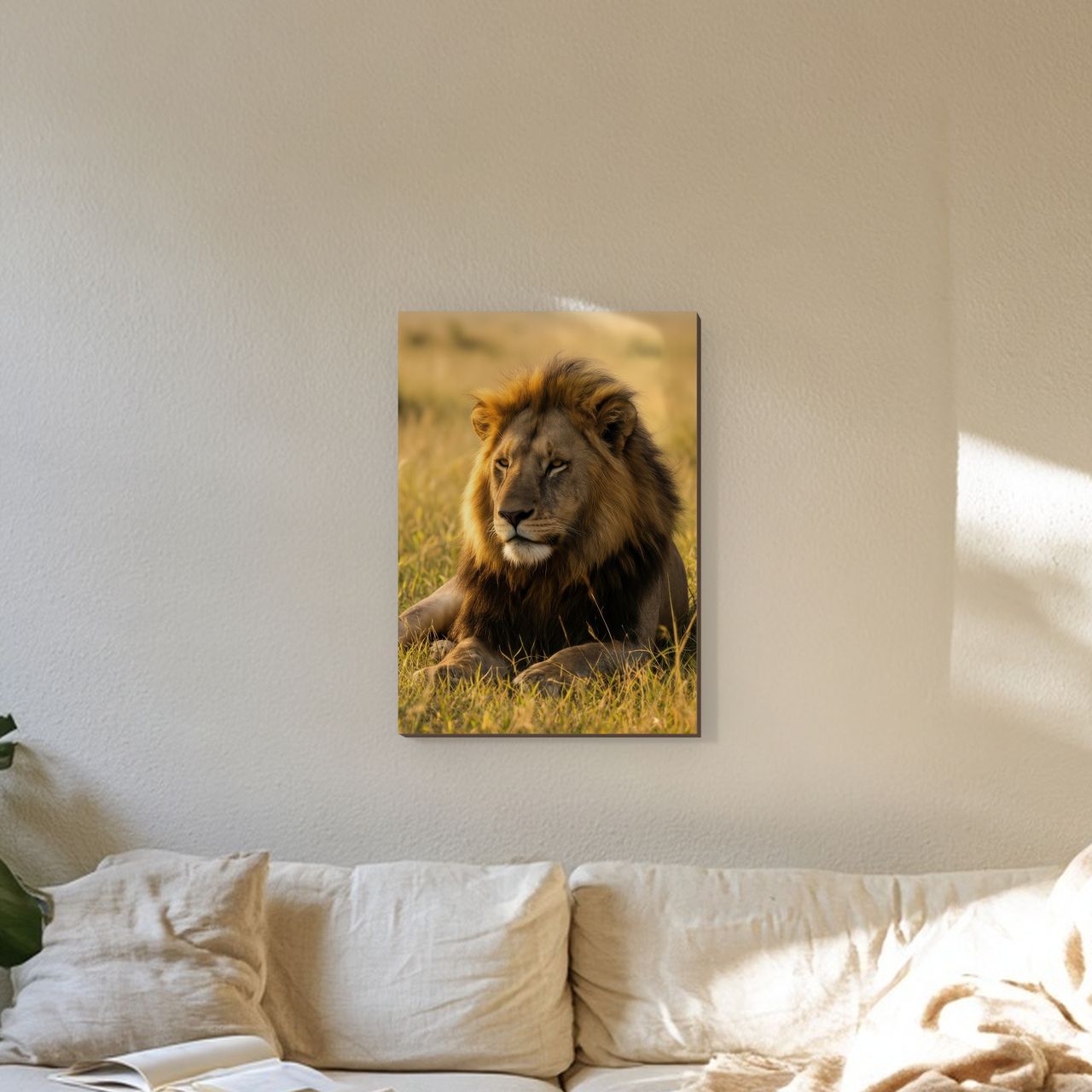 Löwe im Abendlicht auf goldener Savanne Holzposter an der Wand im Wohnzimmer