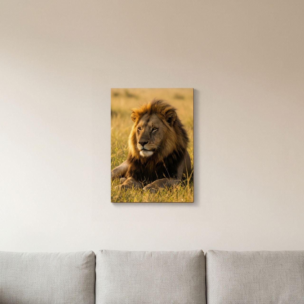 Holzposter an der Wand im Wohnzimmer, der Löwe im Abendlicht zeigt