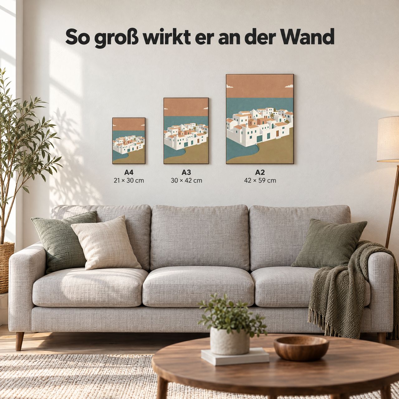 Holzposter Mediterranes Küstendorf in A4, A3 und A2 an der Wand über dem Sofa: so groß wirkt er