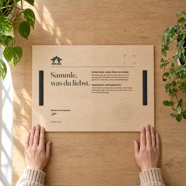Rückseite eines Holzposters im Querformat mit zwei schwarzen Klebestreifen links und rechts