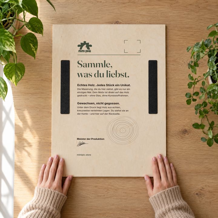 Rückseite eines Holzposters mit zwei schwarzen Klebestreifen links und rechts, etwas oberhalb der Mitte