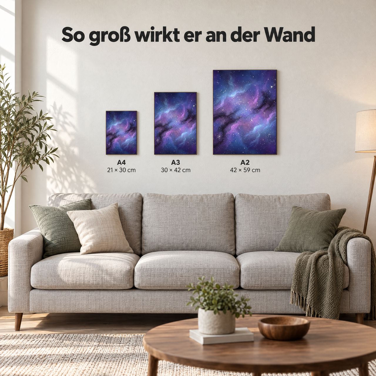 Holzposter Blauer Nebel in A4, A3 und A2 an der Wand über dem Sofa: so groß wirkt er