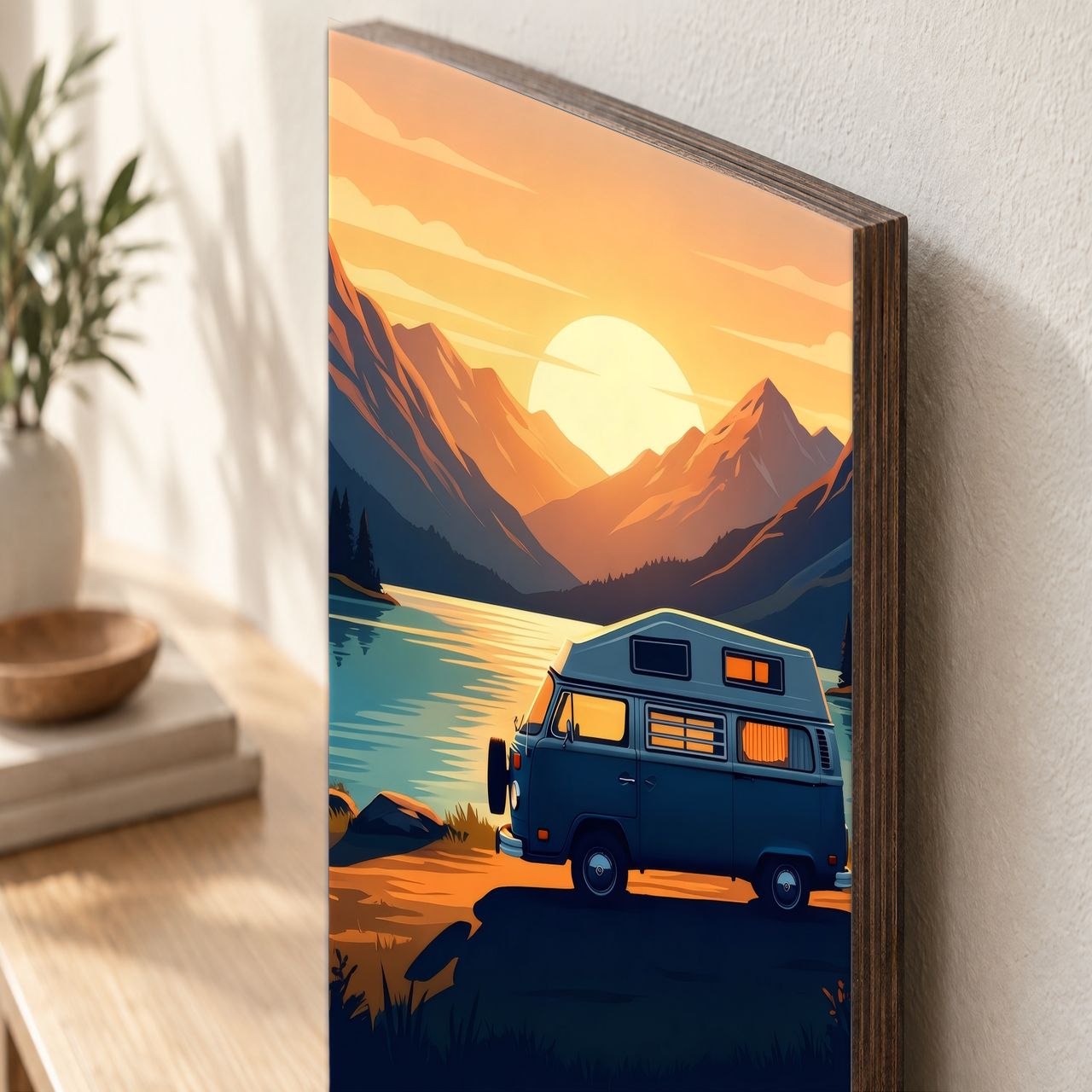 Holzposter Slateblauer Camper am Morgensee aus echtem Holz, 8–10 mm stark, mit sichtbarer Holzkante