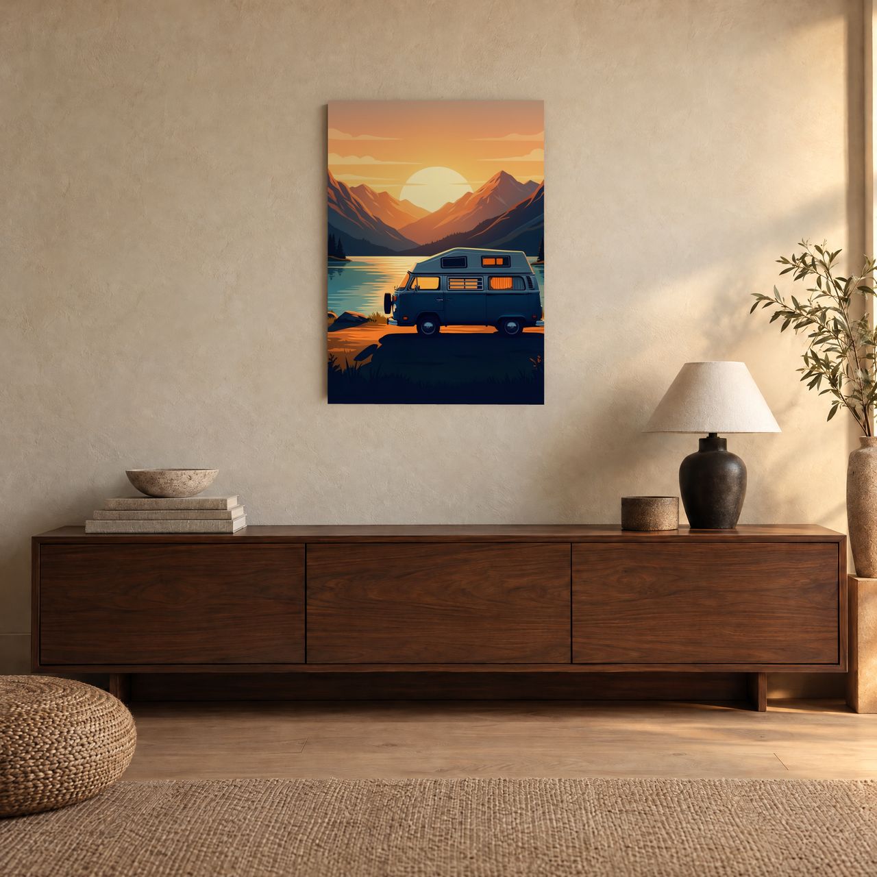 Slateblauer Camper am Morgensee Holzposter über einem Sideboard aus dunklem Holz
