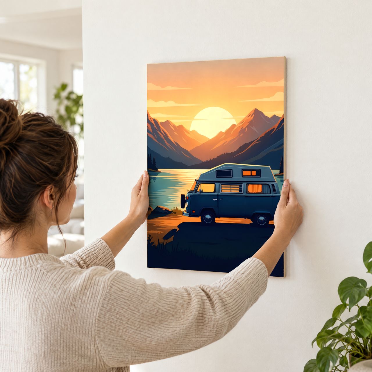 Slateblauer Camper am Morgensee Holzposter in den Händen gehalten