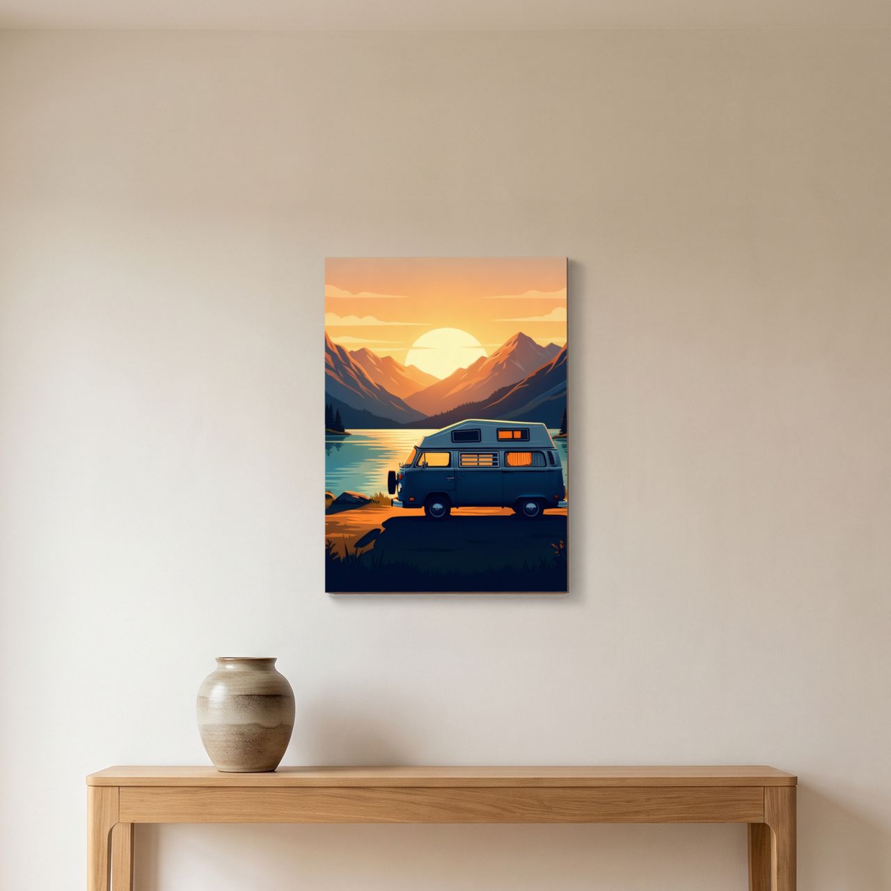 Holzposter hängt an der Wand im Flur, Camper steht vor Bergsee im Morgenlicht