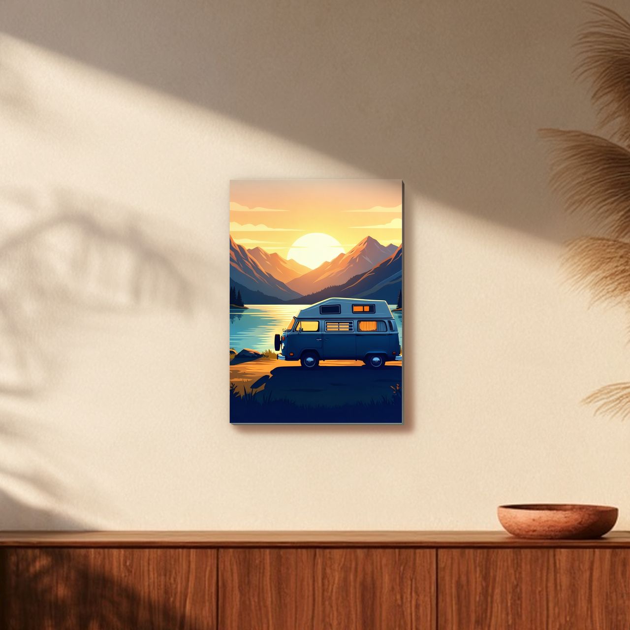 Slateblauer Camper am Morgensee Holzposter an der Wand im sonnigen Wohnzimmer