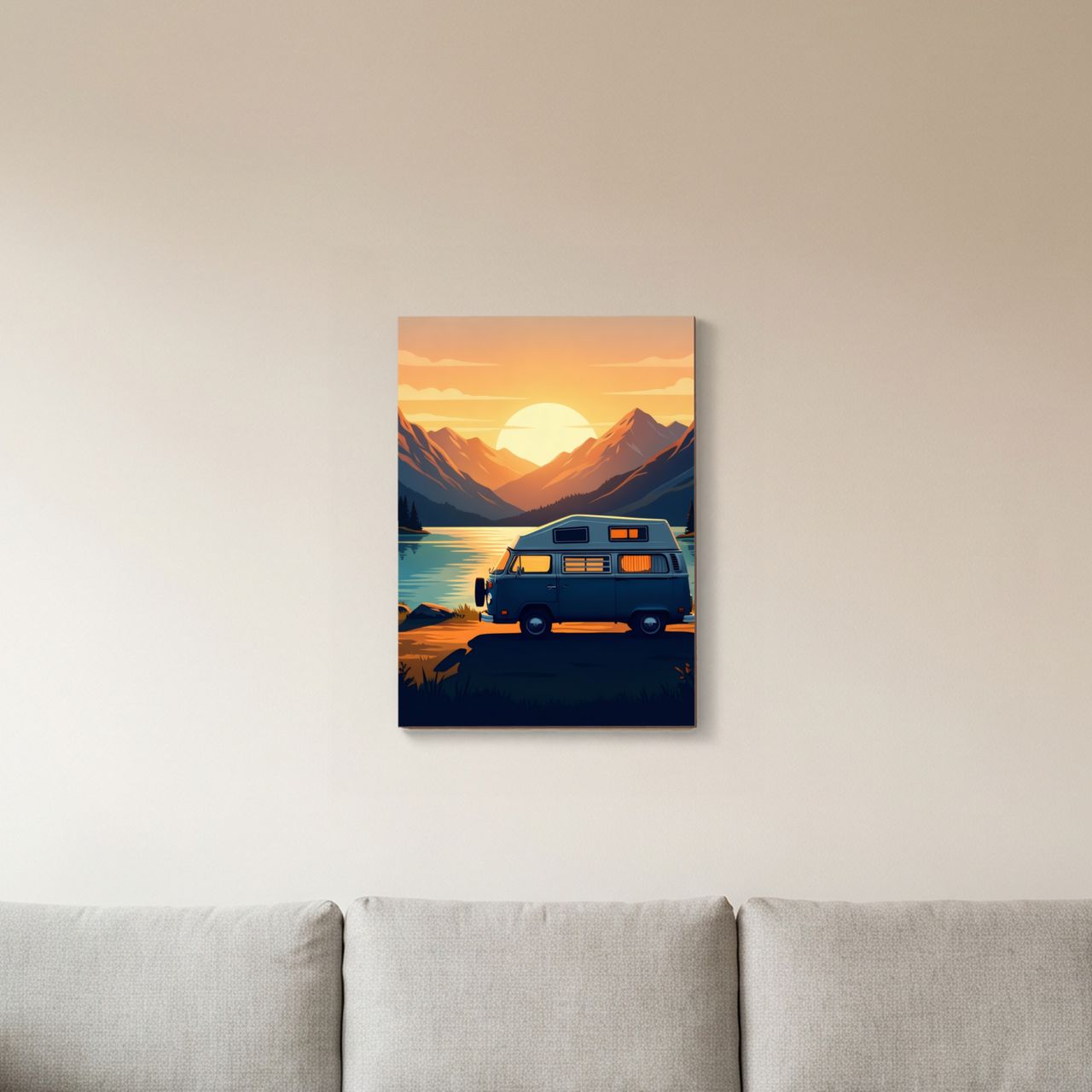 Holzposter im Wohnzimmer, Camper am See, warme Farben und klare Formen