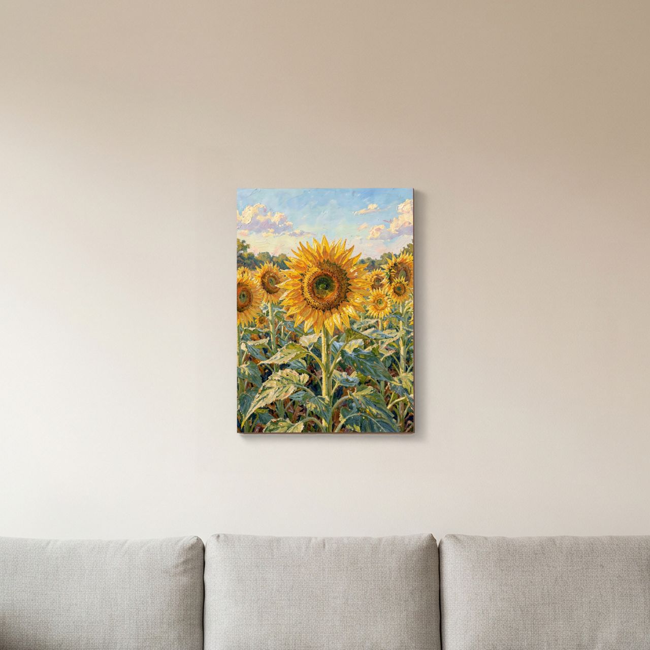 Holzposter an der Wand im Wohnzimmer, Sonnenblumen im warmen Licht