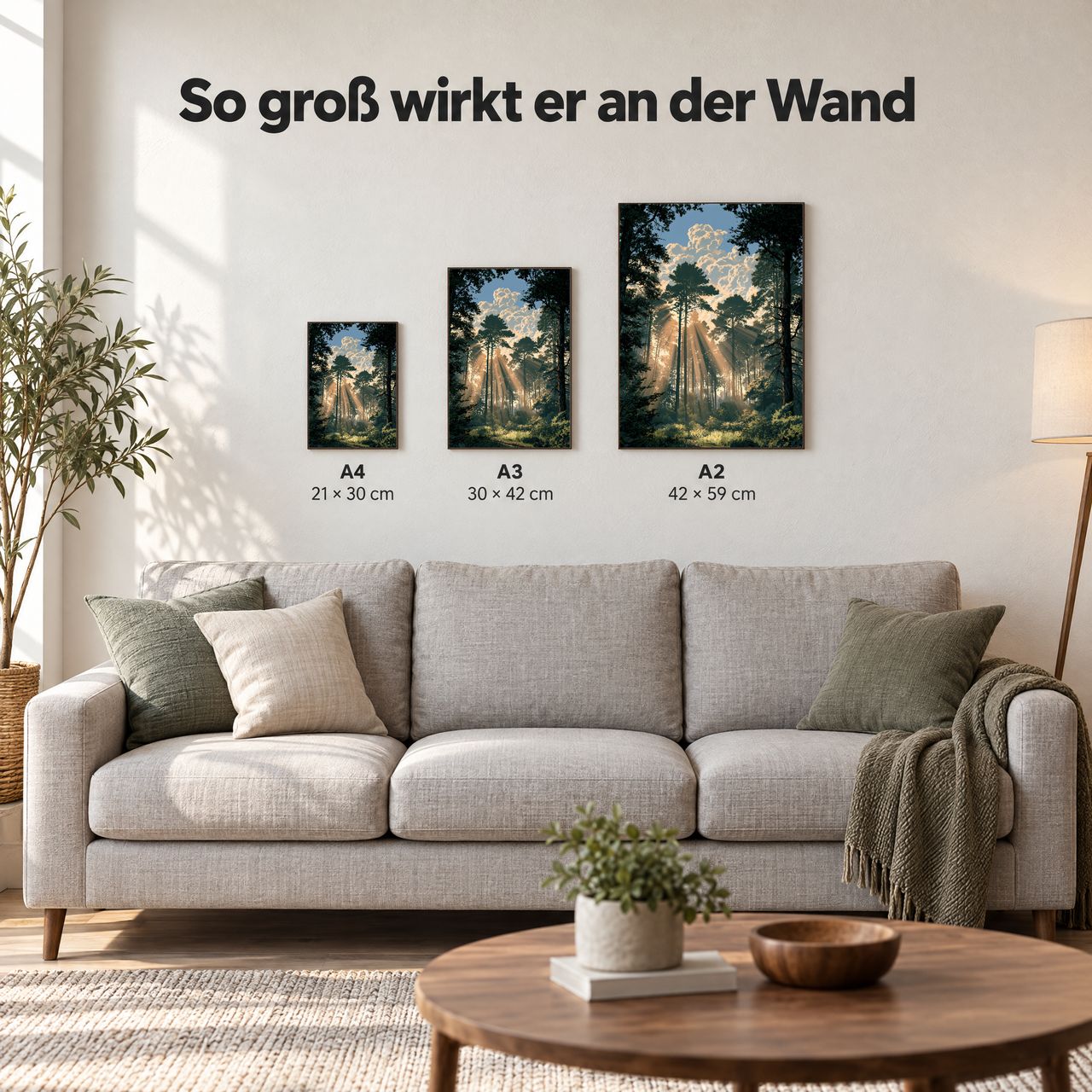Holzposter Sonnenstrahlen im Wald – goldene Diagonale in A4, A3 und A2 an der Wand über dem Sofa: so groß wirkt er