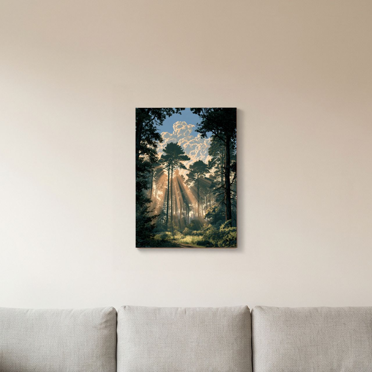 Holzposter an der Wand im Wohnzimmer, Lichtbänder durchbrechen das Laub