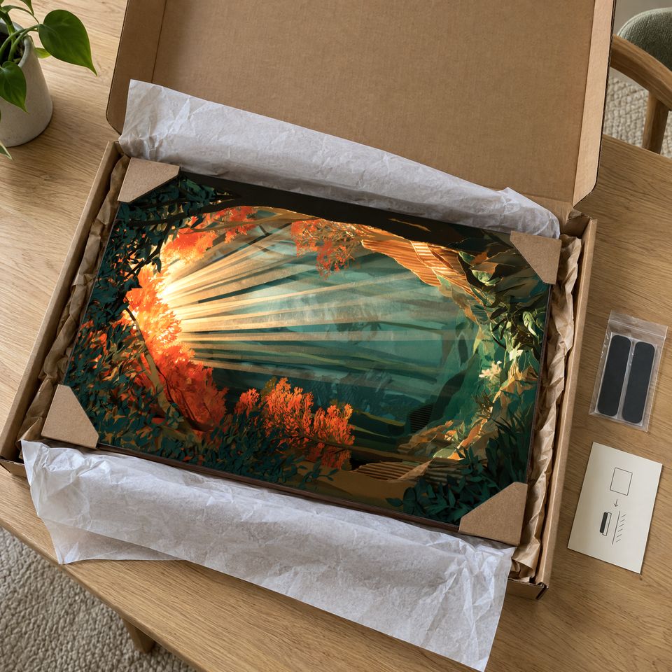 Holzposter Sonnenstrahlen im Wald – orange‑teal Licht im Paket: mit Kantenschutz an allen vier Ecken und Seidenpapier verpackt