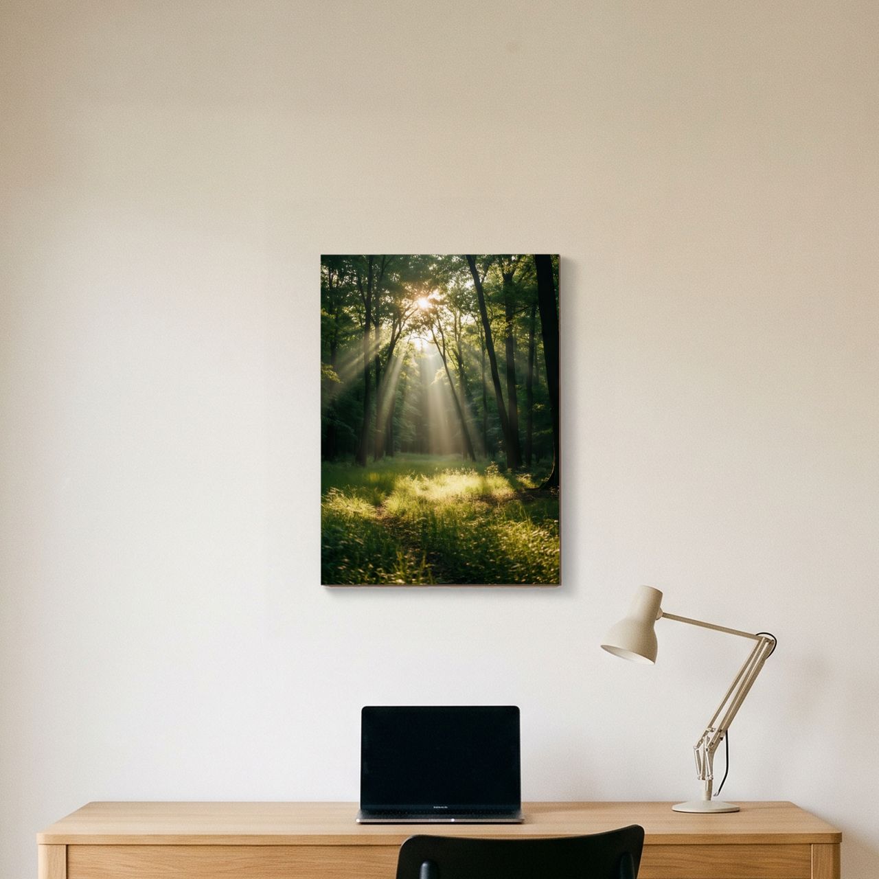 Holzposter im Arbeitszimmer, das Bild eines von Sonnenlicht durchfluteten Waldwegs