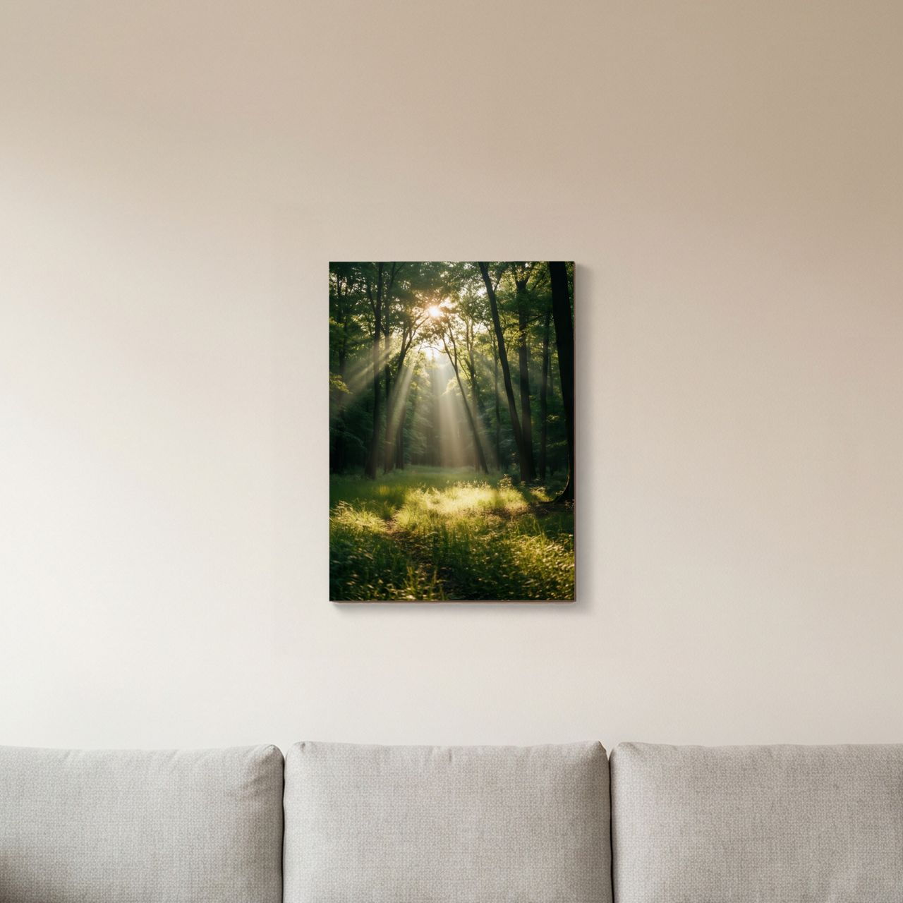 Holzposter an der Wand im Wohnzimmer, das Licht durchbricht den Waldpfad