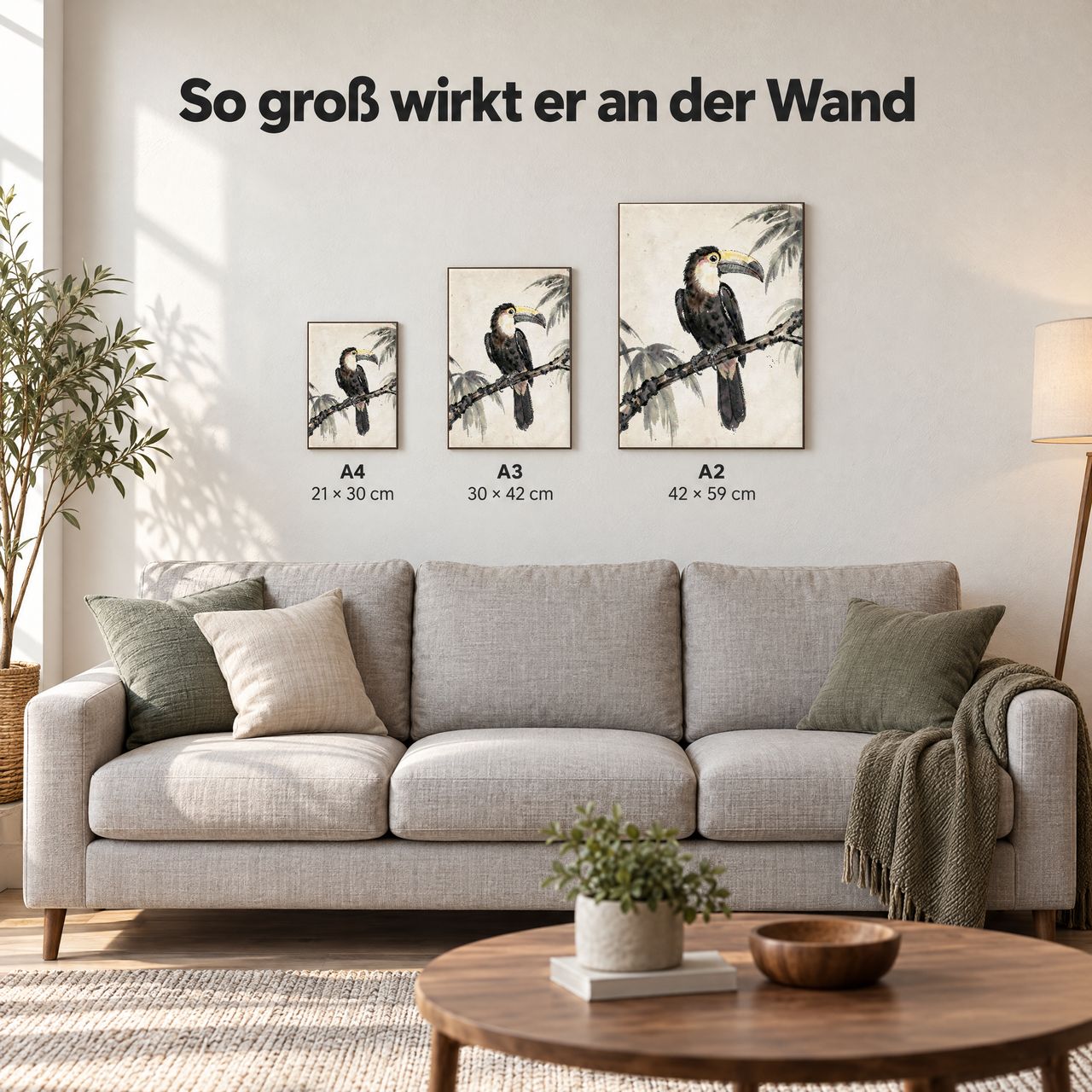 Holzposter Toucan auf Ast in A4, A3 und A2 an der Wand über dem Sofa: so groß wirkt er