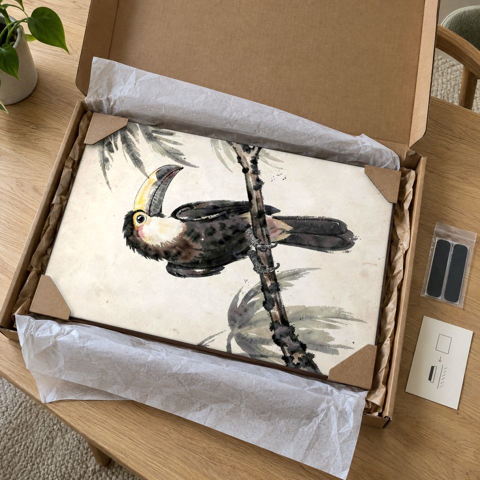 Holzposter Toucan auf Ast im Paket: mit Kantenschutz an allen vier Ecken und Seidenpapier verpackt