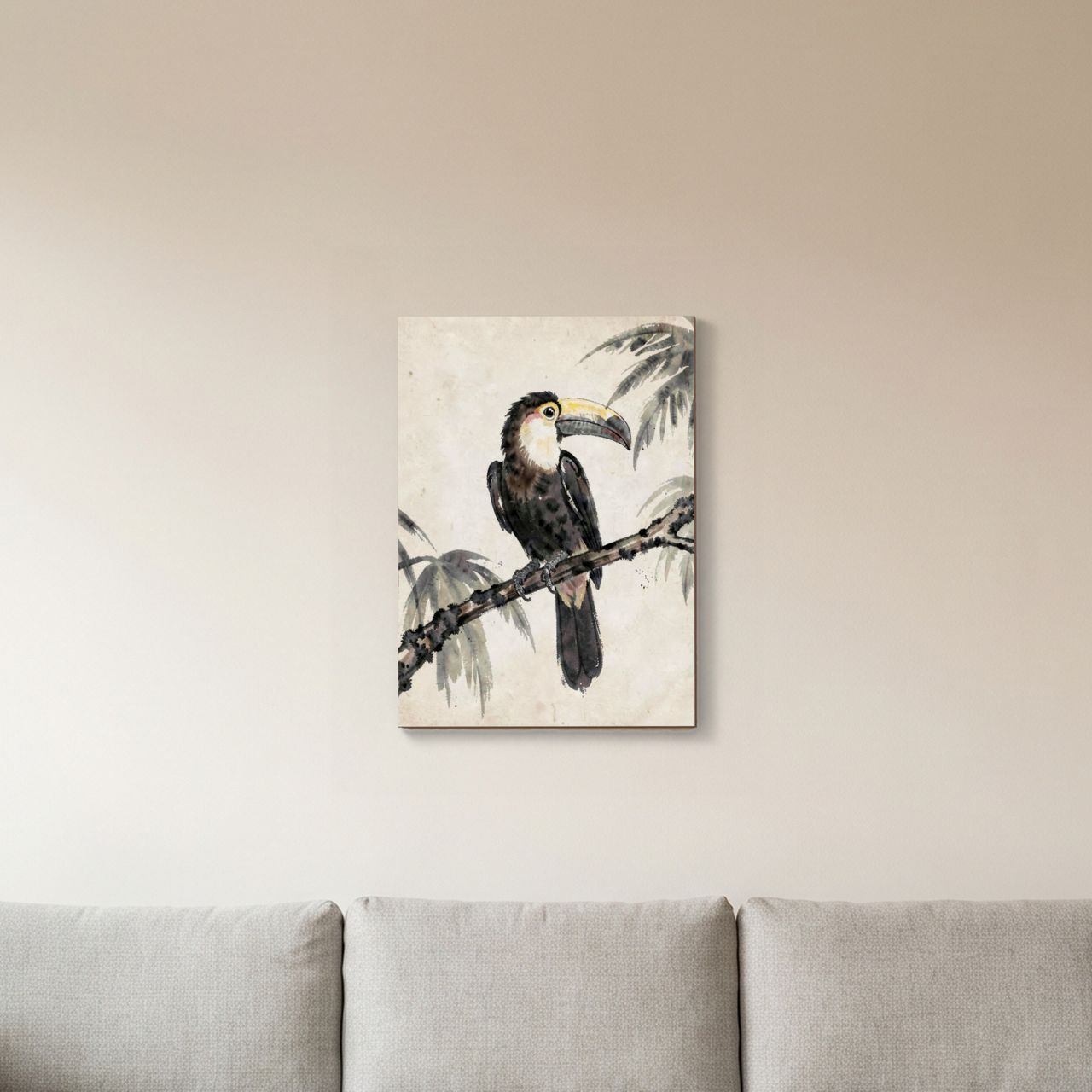 Holzposter mit Tukan an der Wand im Wohnzimmer